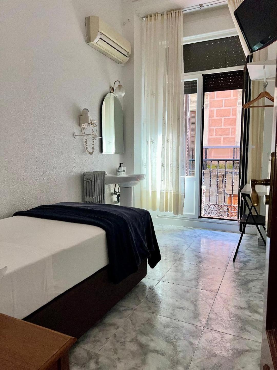 Hostal Palacios Fuencarral Madrid Exterior photo