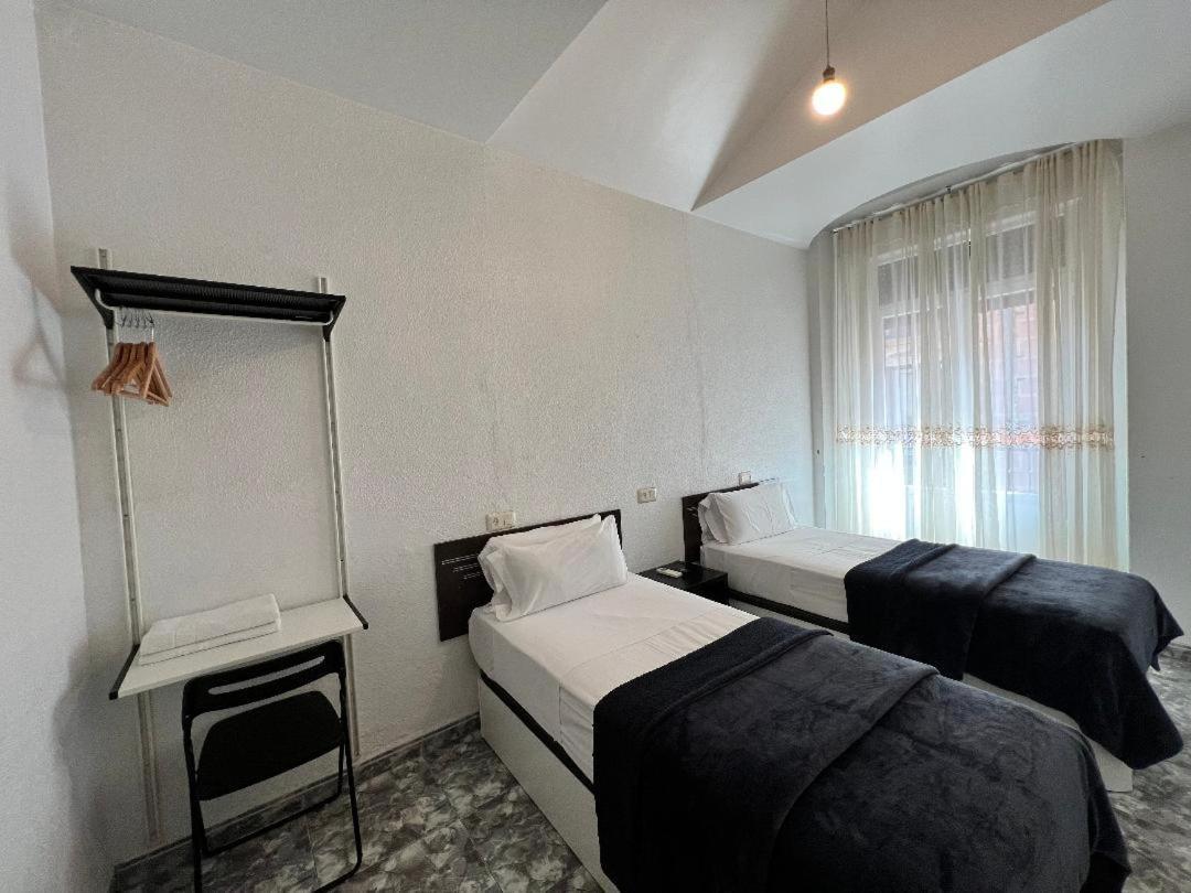 Hostal Palacios Fuencarral Madrid Exterior photo